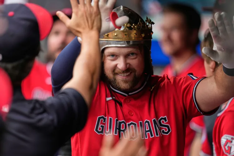 Guardians hit seven longballs in 13-4 win over Twins